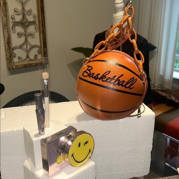 Basketball Themed Mini Bag with Wink On Eye Shadow, shadow brush & Lip Gel Pink - Picture 1 of 11